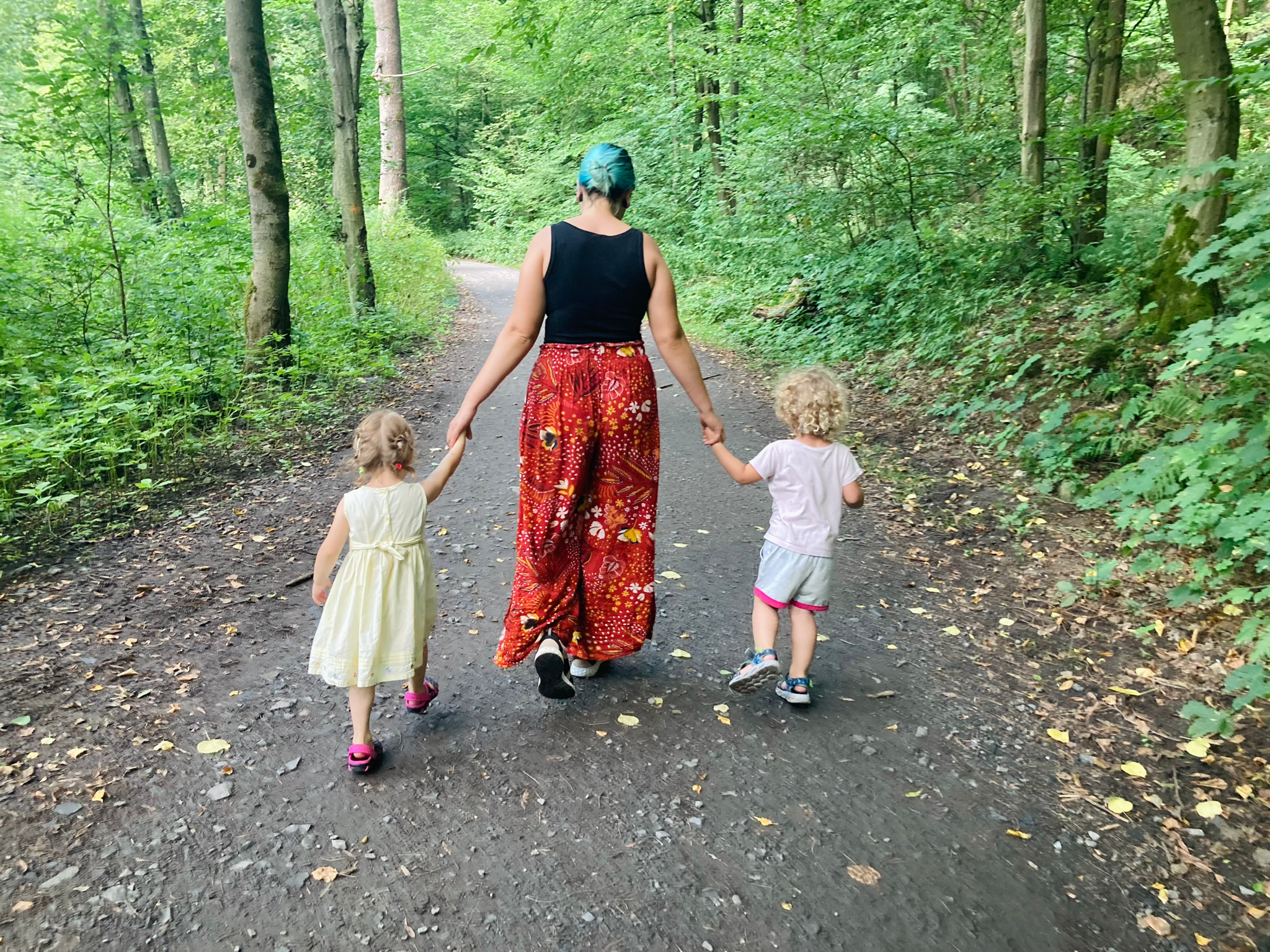 Anička s dětmi v lese